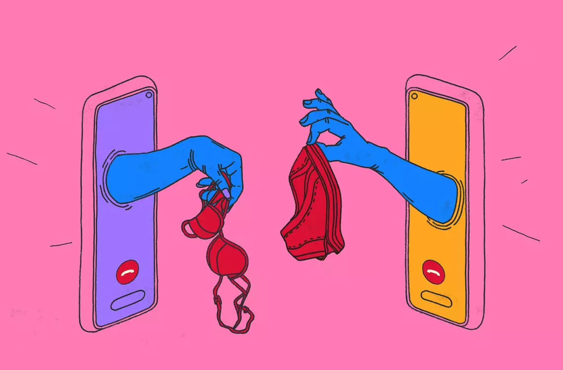 Deux smartphones face à face desquels sortent sur chacun un bras avec des sous-vêtements à la main