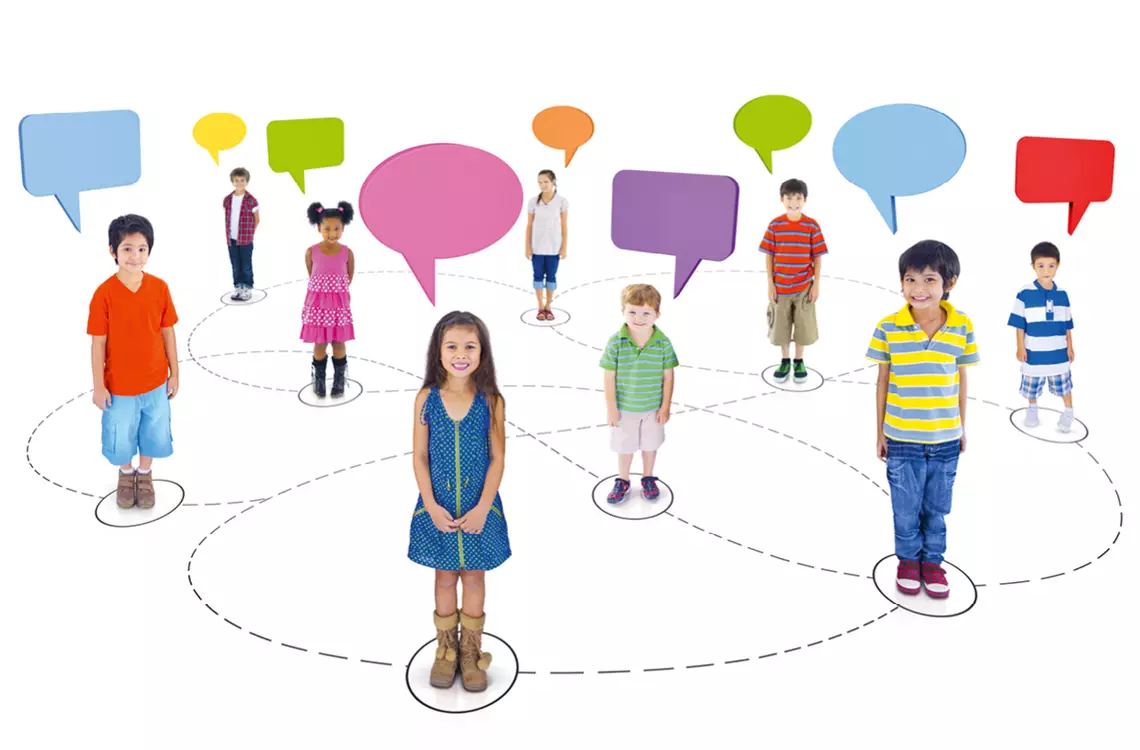 Des enfants avec des bulles de bandes-dessinés au dessus et reliés entre eux par des pointillés au sol