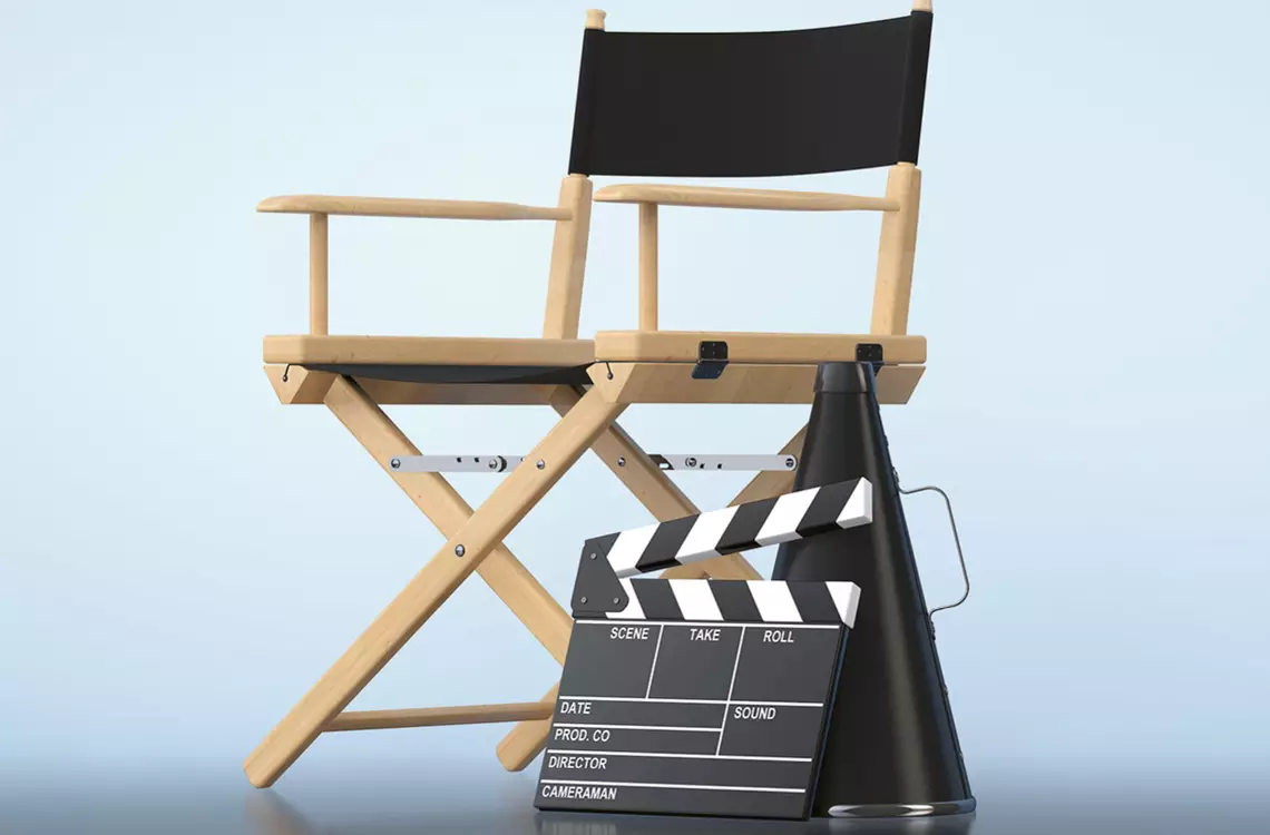 Une chaise de réalisateur avec un clap devant