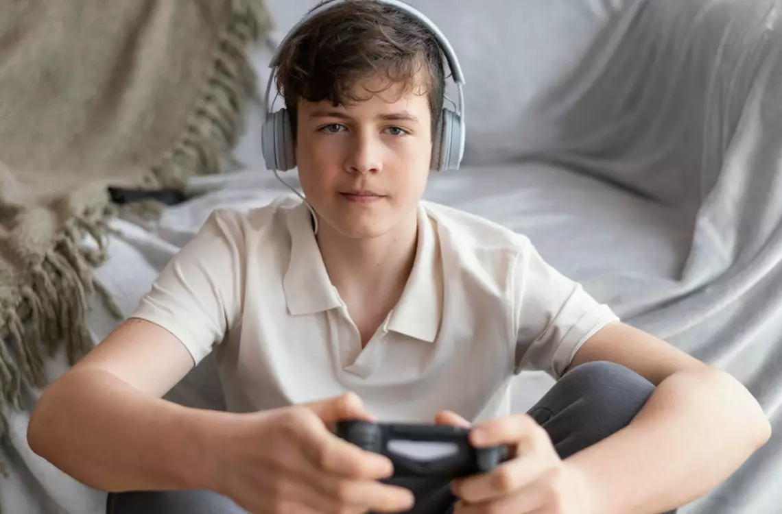 Jeune jouant aux jeux vidéos
