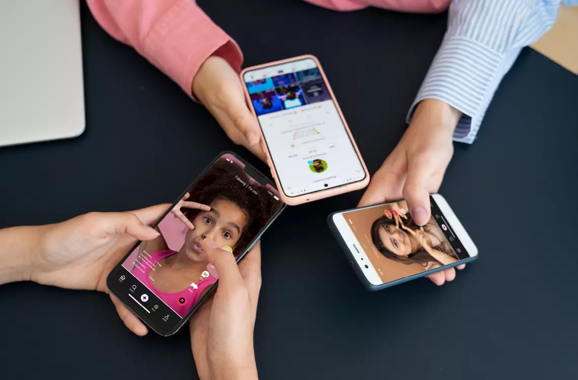 Des mains tenant des smartphones