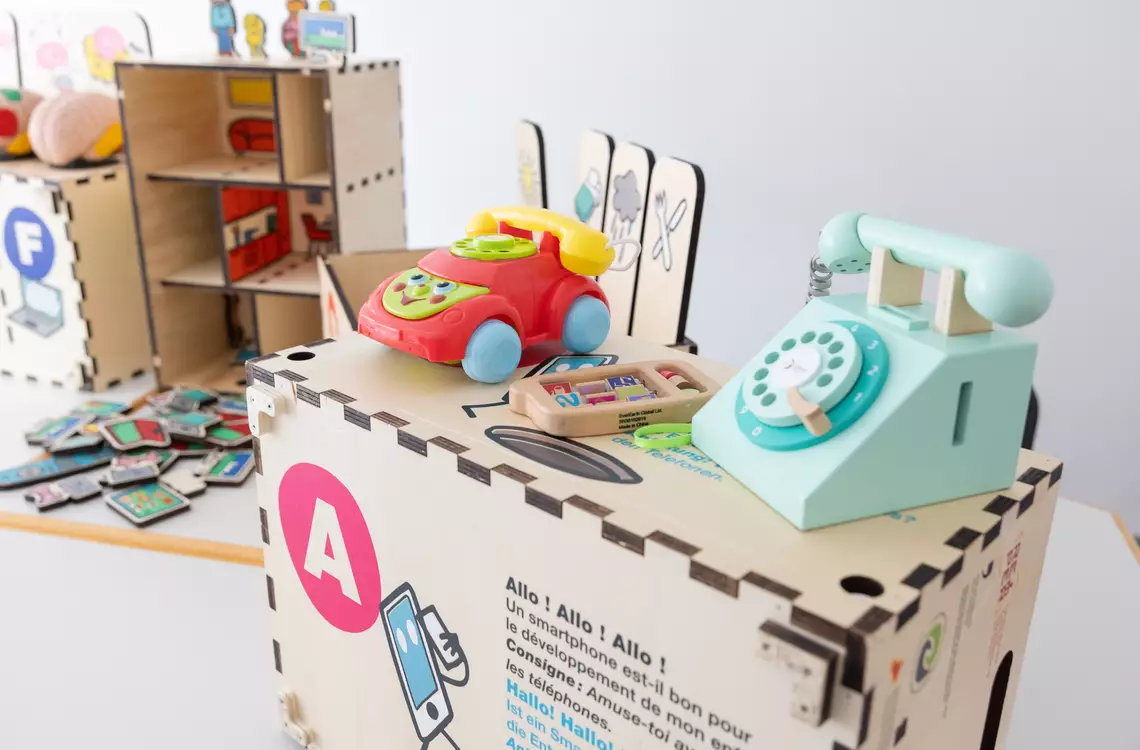 Activités avec matériel en bois pour enfants en bas-âge sur le thème de l'usage des écrans