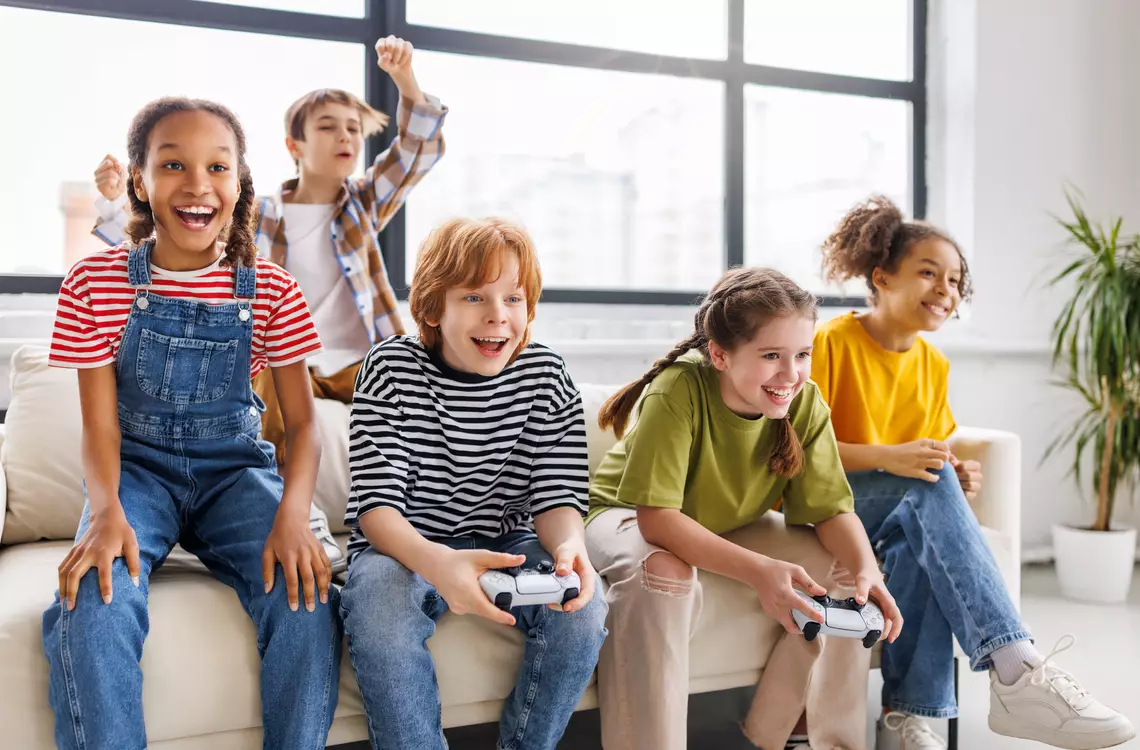 5 enfants de 11 à 12 ans qui jouent ensemble à un jeu vidéo