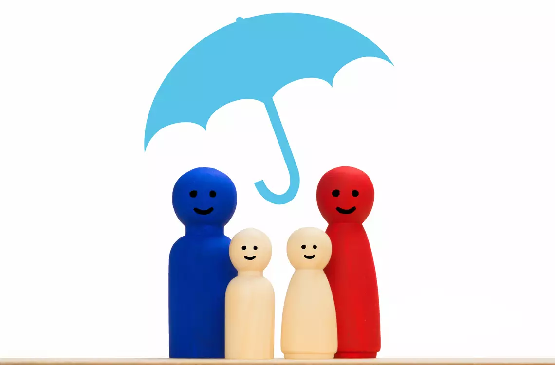 4 bonhommes (2 parents et 2 enfants) sous un parapluie