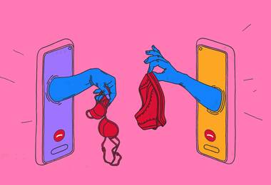 Deux smartphones face à face desquels sortent sur chacun un bras avec des sous-vêtements à la main