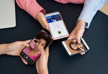 Des mains tenant des smartphones