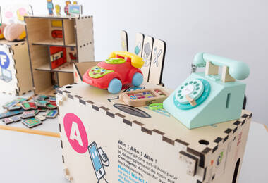 Activités avec matériel en bois pour enfants en bas-âge sur le thème de l'usage des écrans