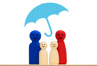 4 bonhommes (2 parents et 2 enfants) sous un parapluie